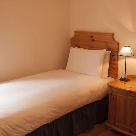Semesterbostad Courtyard Cottages No 9 *